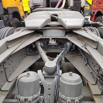 Pneus sem tubos Caminhão de transporte hidráulico com chassi Sinotruk e transmissão manual