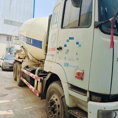 8 Deslocamento Sinotruk Diesel 2m3 Caminhão de mistura de concreto com sistema de direção hidráulica