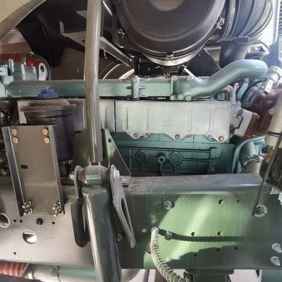 Veículo de construção a diesel com misturador de cimento portátil e sistema de direção hidráulica