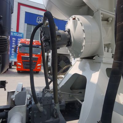 Veículo de construção a diesel com misturador de cimento portátil e sistema de direção hidráulica