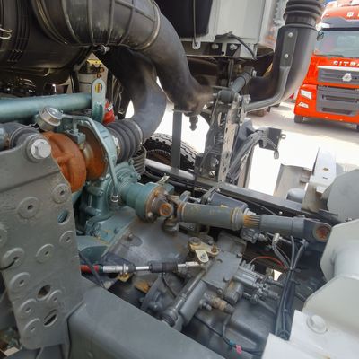 Caminhão portátil de mistura de cimento com chassi e pneus Sinotruk