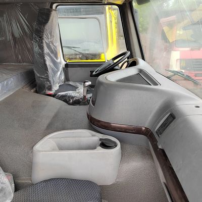 Caminhão de distribuição de água Sinotruk HOWO 6X4 com um pacote de peso bruto de 13570.000 kg