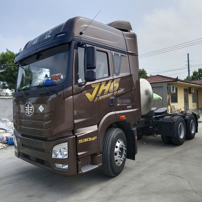 6×4 Tração Sinotruk Chassis Liberação Gas Tractor Trailer Truck 530HP Capacidade
