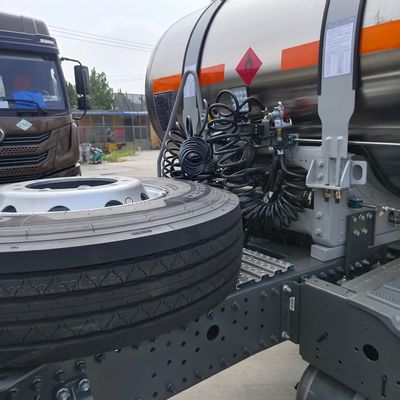 Caminhão de transporte de 630 HP com pneus e certificado ISO pelo chassi Sinotruk